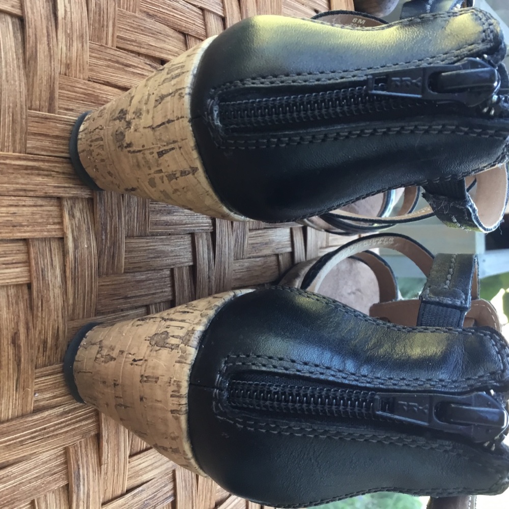 NEW 2U Earth origins black leather cork wedges